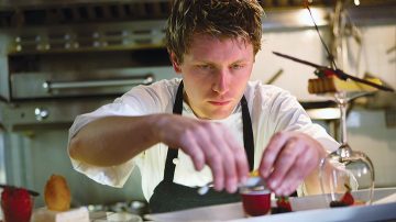 พ่อครัวกำลังเตรียมอาหารปลอดแมลง