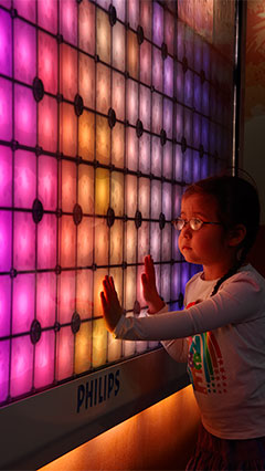 A child is distracted by Imagination Light Canvas of Philips Lighting shows no anxiety of hospitals at  Birminghan Children's Hospital