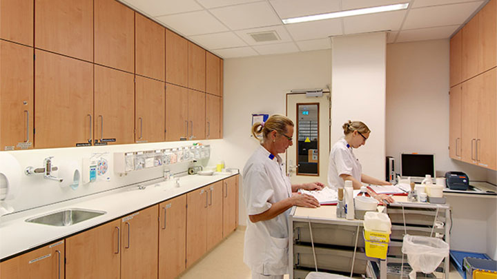 The UMCG Laboratorium which uses Philips hospital lighting to illuminate the room