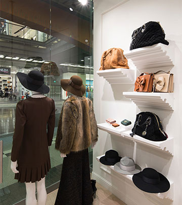 Using top-quality shop lighting to give clothes in the shop window added appeal - Philips