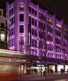 ห้างสรรพสินค้าอังกฤษ House of Fraser ในลอนดอนใช้แสงสว่างแต่งหน้าอาคาร
