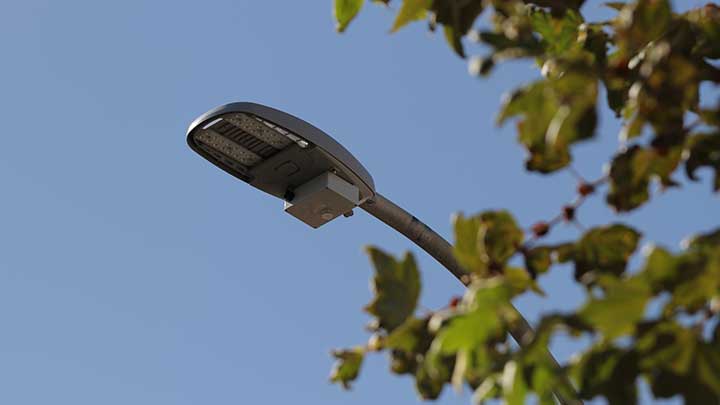 รวบรวมข้อมูลจากเซ็นเซอร์บนเสาไฟ LED บนท้องถนน