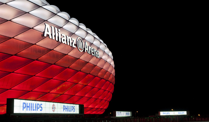 Allianz Arena ฉายแสงสีแดงยามค่ำคืน