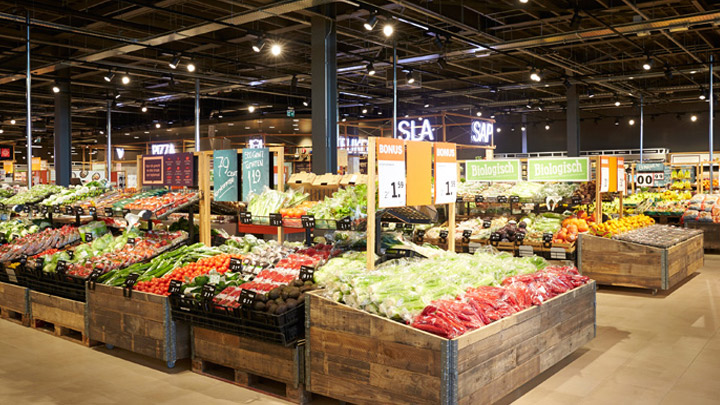 แผนกผักและผลไม้สดที่จัดวางอย่างเรียบร้อยในซูเปอร์มาร์เก็ต Albert Heijn - แสงสว่างอัจฉริยะสำหรับร้านค้า