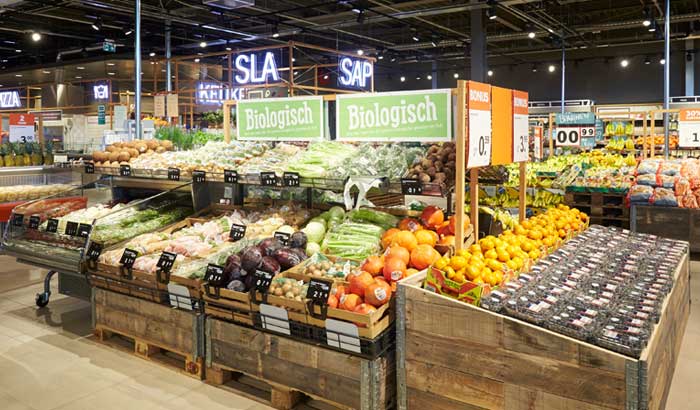 แผนกผักและผลไม้สดที่จัดวางอย่างเรียบร้อยในซูเปอร์มาร์เก็ต Albert Heijn