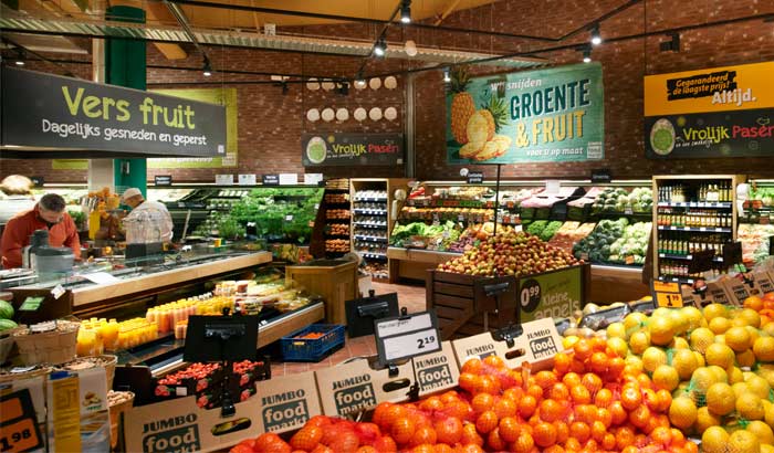 แผนกผักและผลไม้สดที่จัดวางอย่างเรียบร้อยในซูเปอร์มาร์เก็ต Jumbo Foodmarkt ประเทศเนเธอร์แลนด์