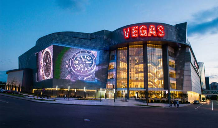 ห้างสรรพสินค้า Vegas Crocus City ในกรุงมอสโก ประเทศรัสเซีย สะดุดตาด้วยบิลบอร์ดขนาดใหญ่สีสันเจิดจ้า
