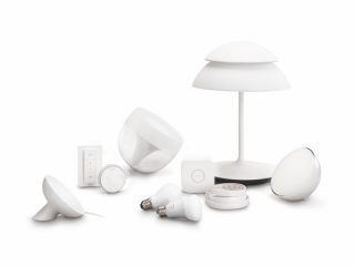 "คอลเลกชั่นการใช้ไฟ LED อัจฉริยะ Philips Hue ที่มาพร้อมกับโคมไฟตั้งโต๊ะ หลอดไฟและอุปกรณ์แสงสว่าง และอุปกรณ์ควบคุมสำหรับการปรับแต่งหลอดไฟและอุปกรณ์แสงสว่างและบรรยากาศภายในบ้าน"