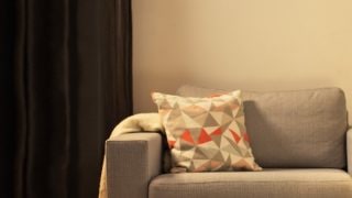 "ห้องนั่งเล่นแสนสบายพร้อมโคมไฟตั้งโต๊ะ LED สไตล์โมเดิร์น โซฟาสีเทาที่ส่องสว่าง และสร้างบรรยากาศอบอุ่นสำหรับการพักผ่อนที่บ้าน"