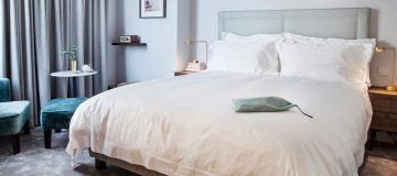 ให้การบริการต้อนรับ